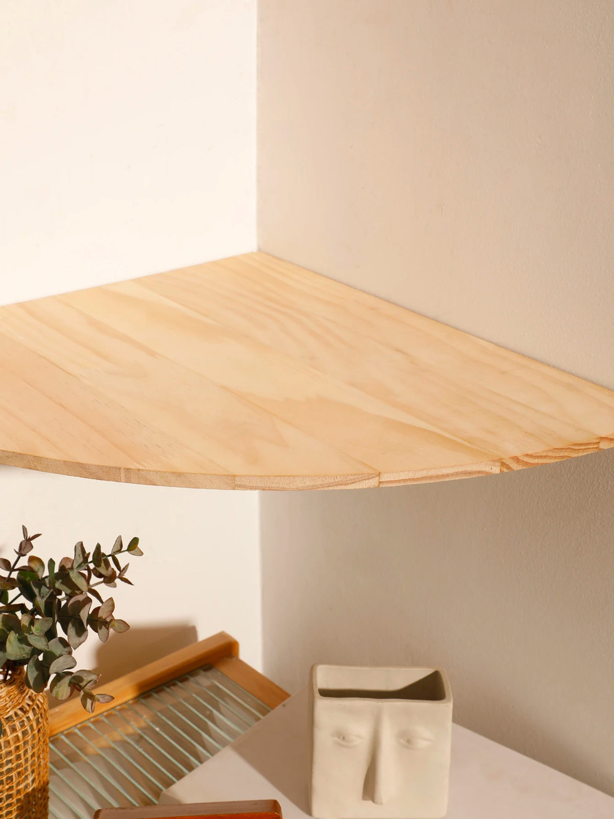 Wren Scalloped Floating Corner Shelf